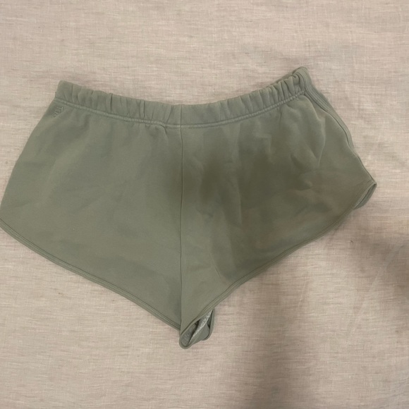 Aritzia TNA cozy perfect fleece sweatshorts - Picture 2 of 2